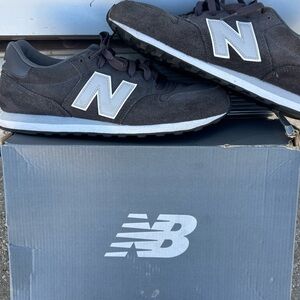 New Balance Men's Dark Gray Suede Sneakers with light gray 'N' Logo